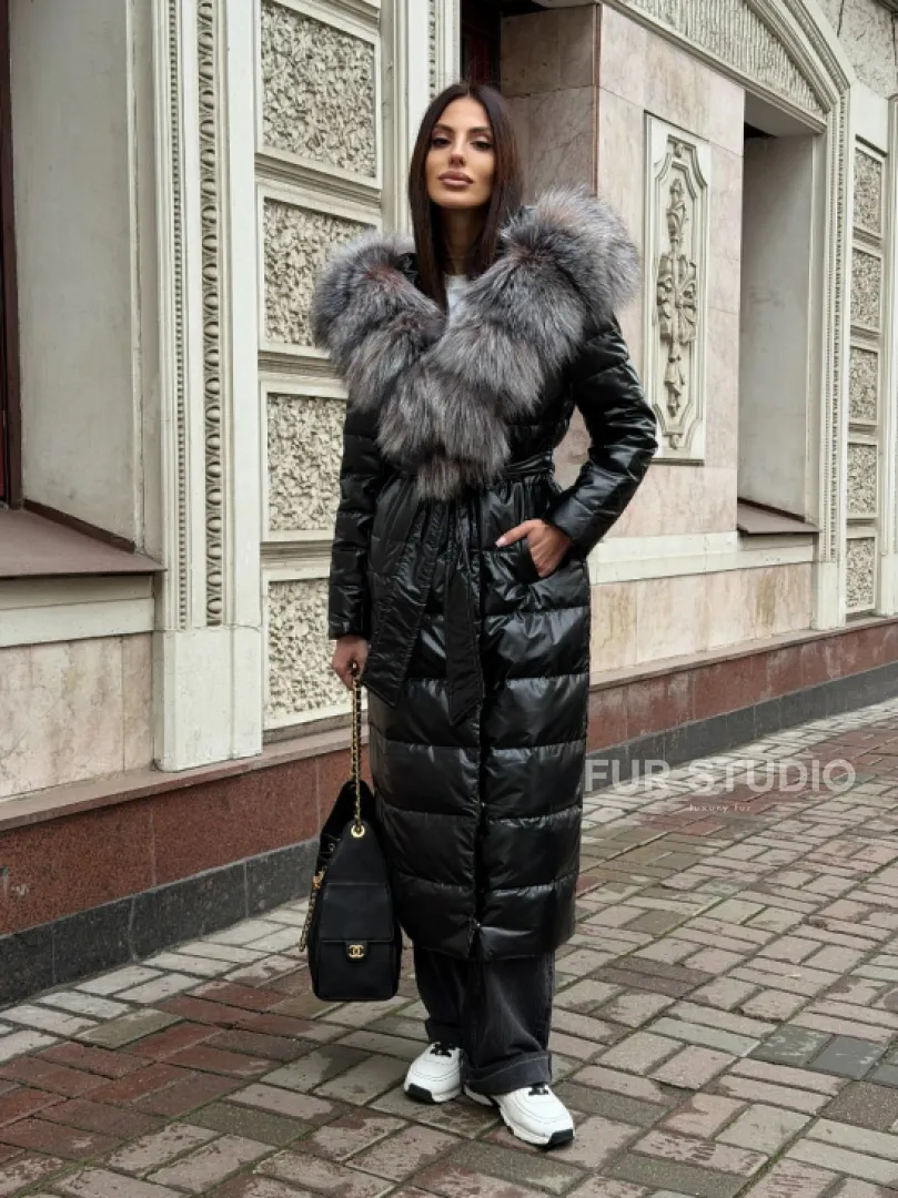 Чёрное пуховое пальто с меховым капюшоном из чернобурки