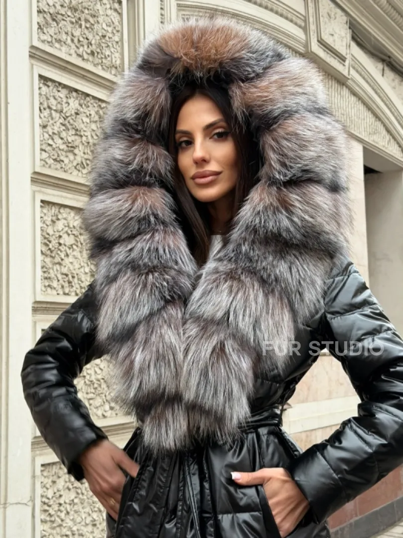 Чёрное пуховое пальто с меховым капюшоном из чернобурки