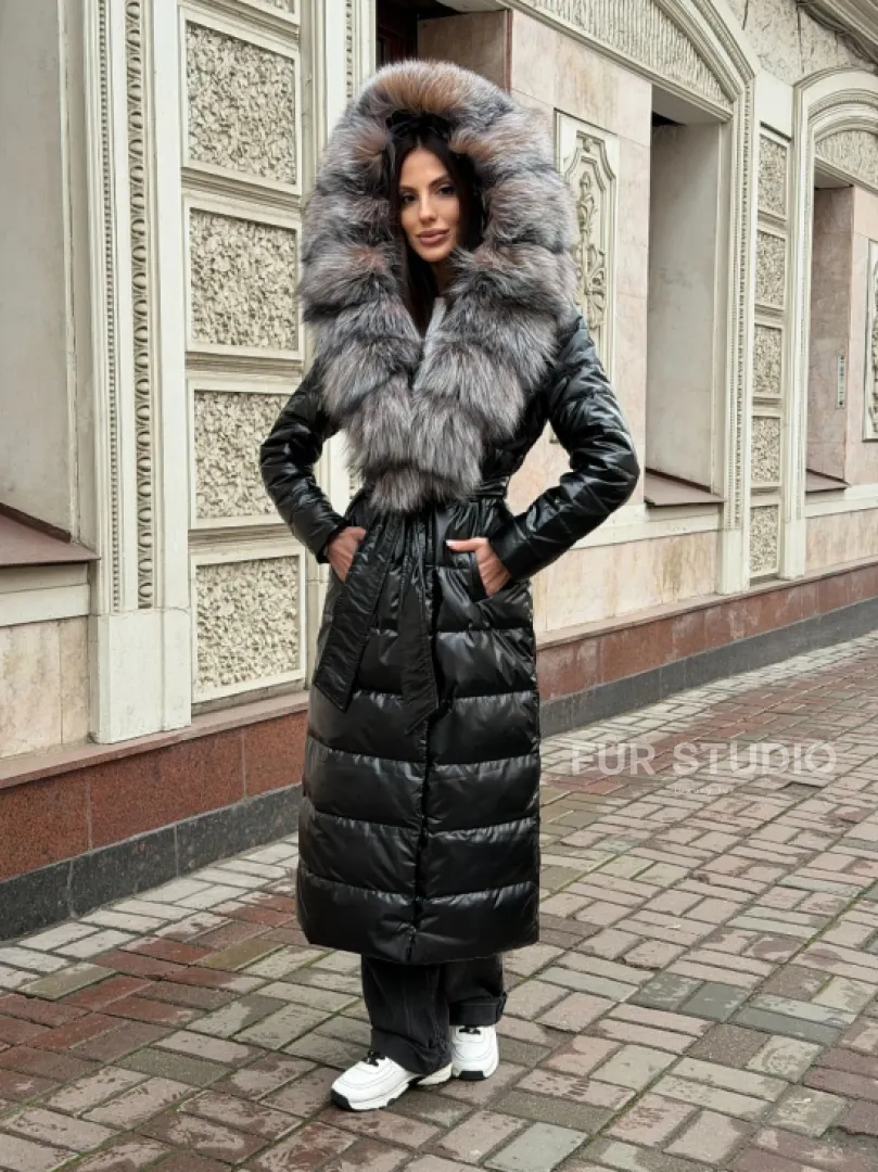 Чёрное пуховое пальто с меховым капюшоном из чернобурки