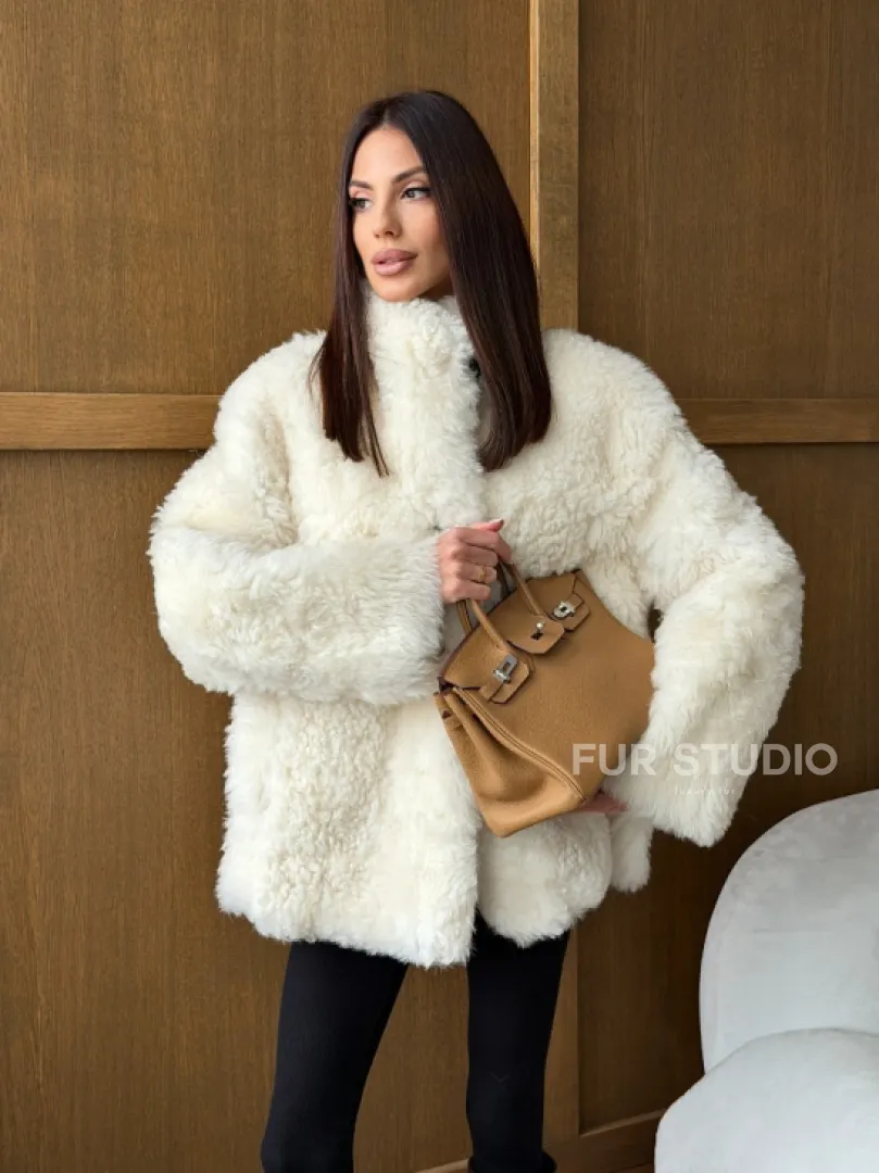 Светлая женская двухсторонняя дубленка