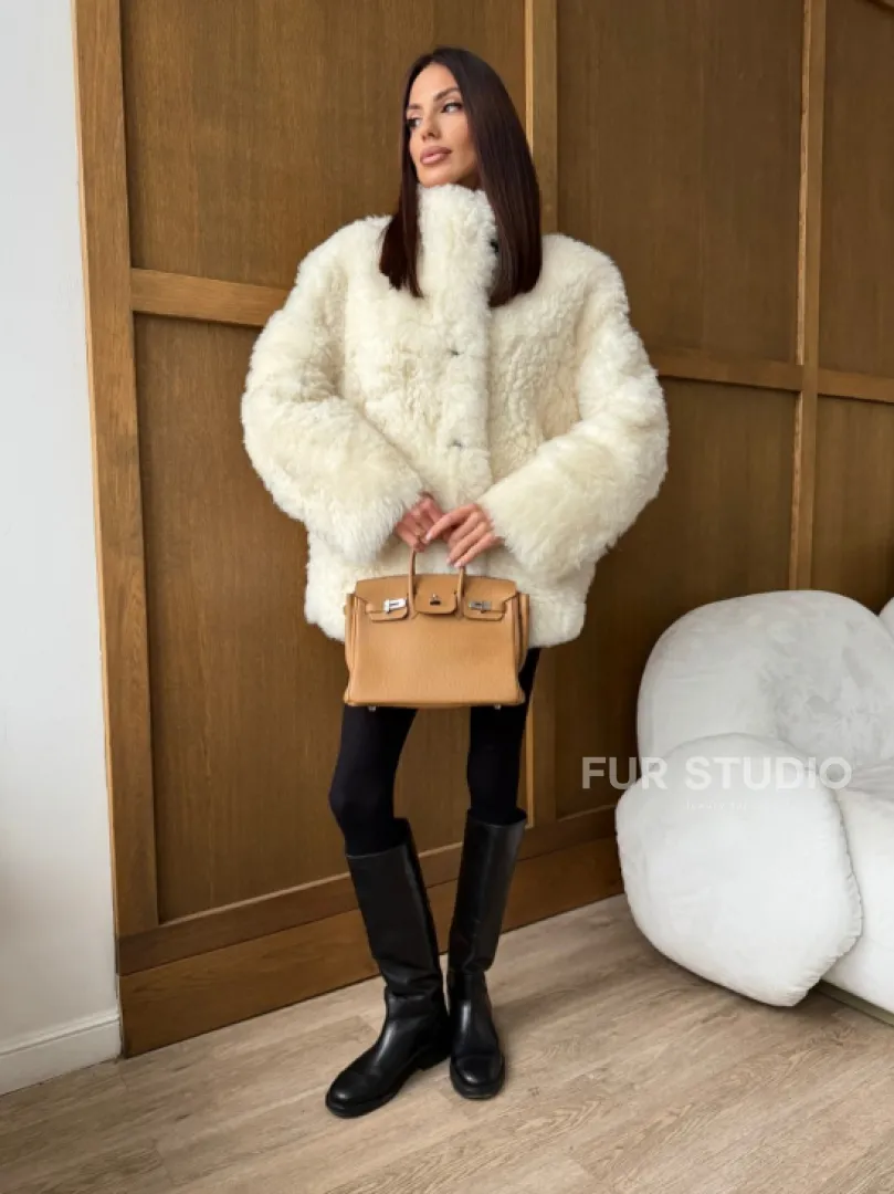 Светлая женская двухсторонняя дубленка