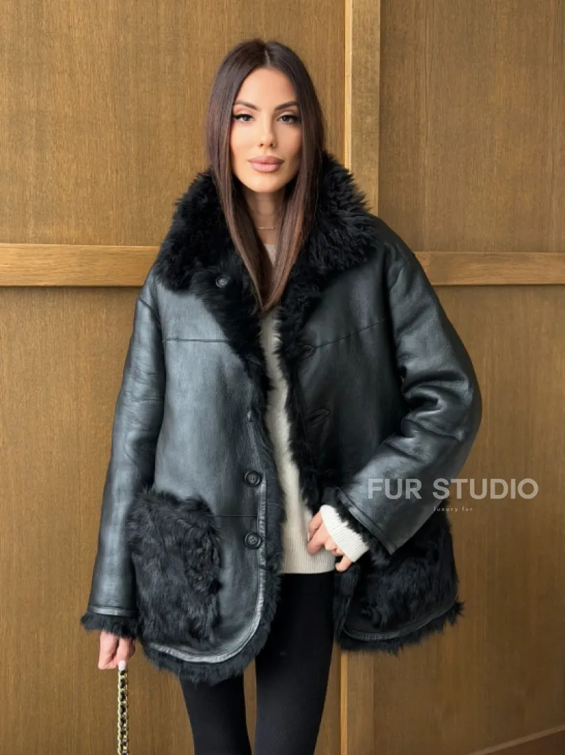 Черная двухсторонняя дубленка из меха тиградо