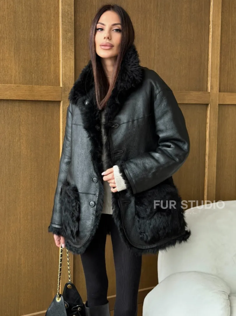 Черная двухсторонняя дубленка из меха тиградо