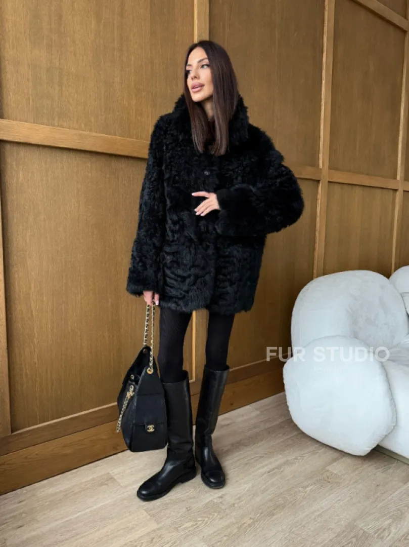 Черная двухсторонняя дубленка из меха тиградо