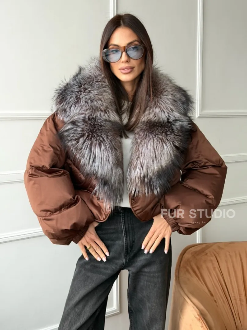 Короткий пуховик с мехом чернобурки