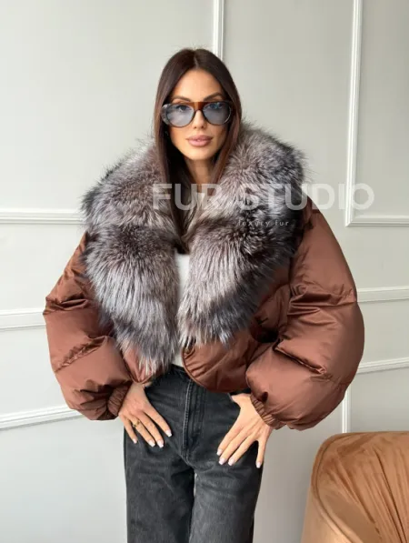 Короткий пуховик с мехом чернобурки - фото 11