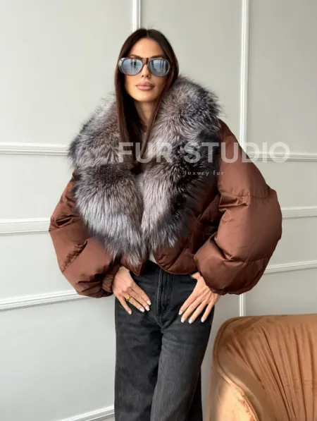 Короткий пуховик с мехом чернобурки - фото 6