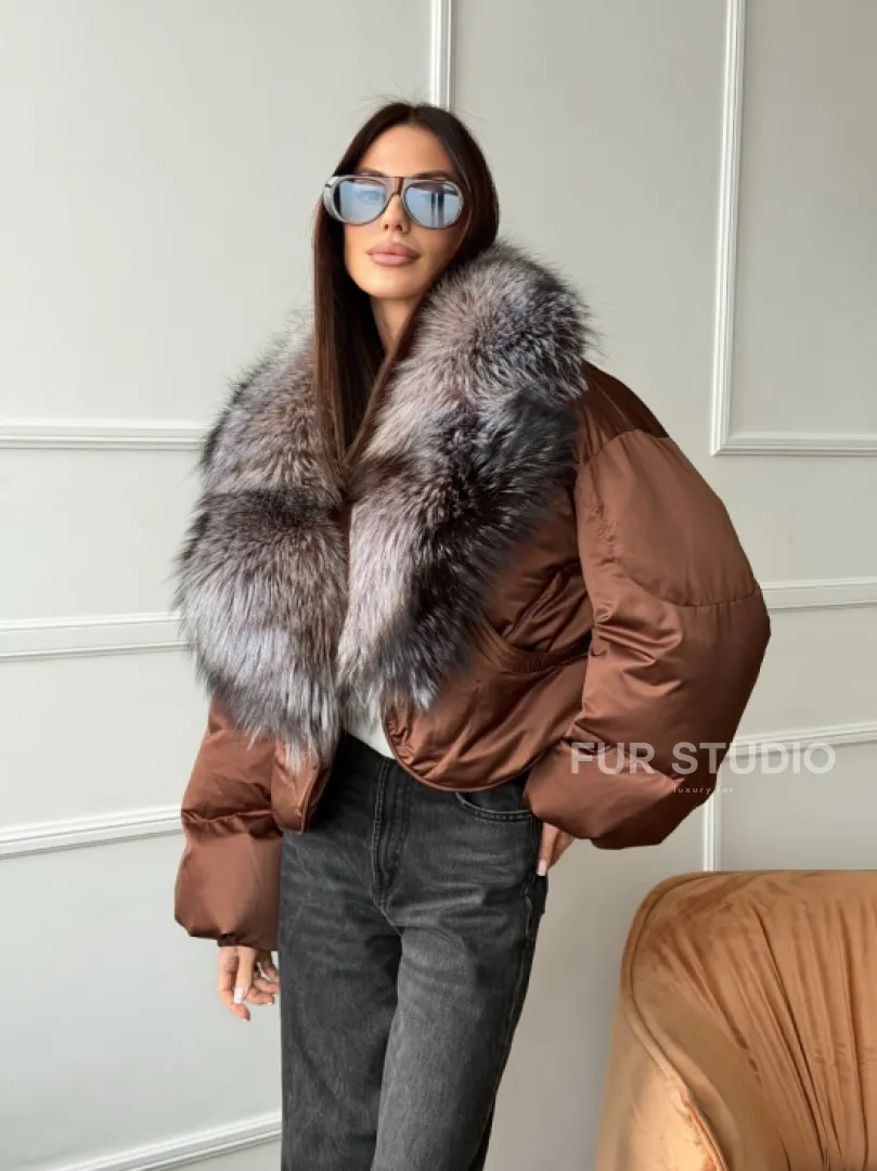 Короткий пуховик с мехом чернобурки