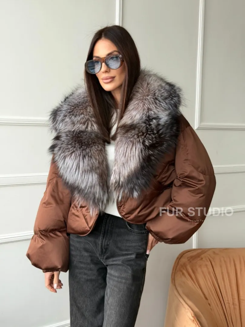 Короткий пуховик с мехом чернобурки