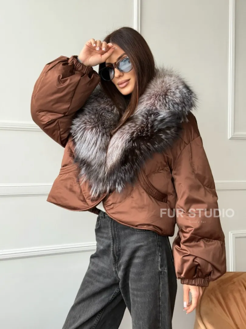 Короткий пуховик с мехом чернобурки