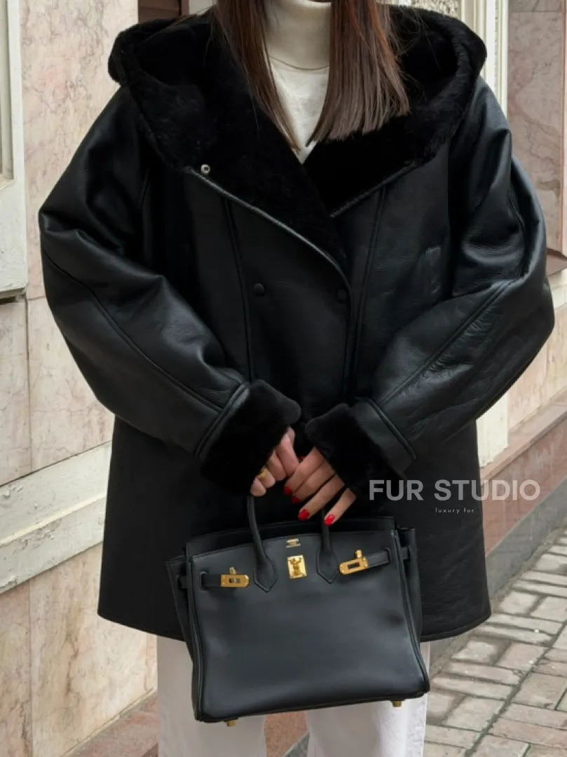 Женская дубленка с капюшоном