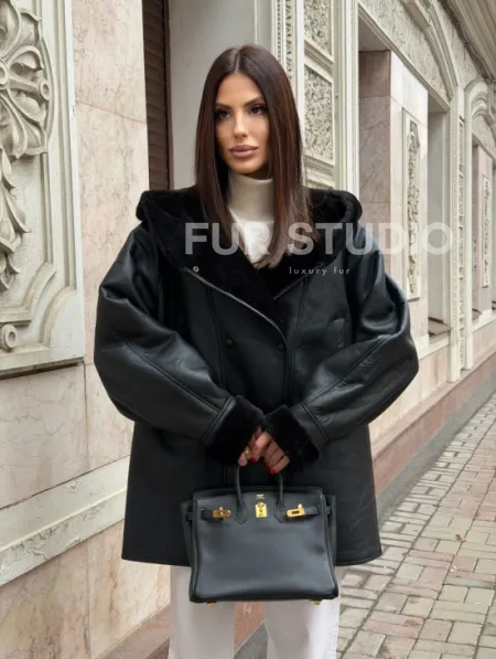 Женская дубленка с капюшоном - фото 7