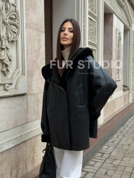 Женская дубленка с капюшоном - фото 11
