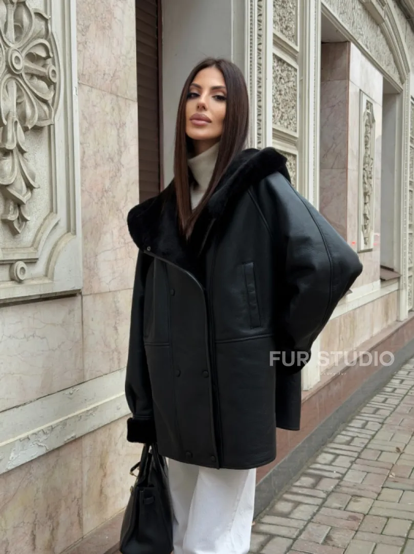 Женская дубленка с капюшоном