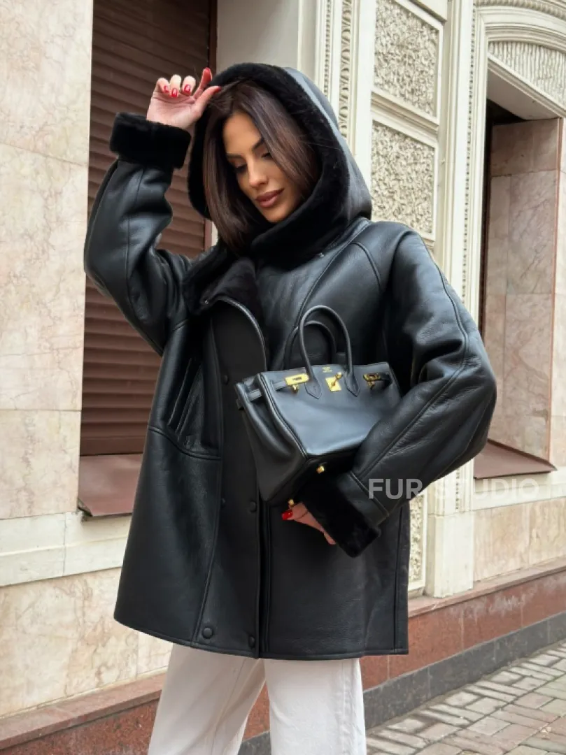 Женская дубленка с капюшоном