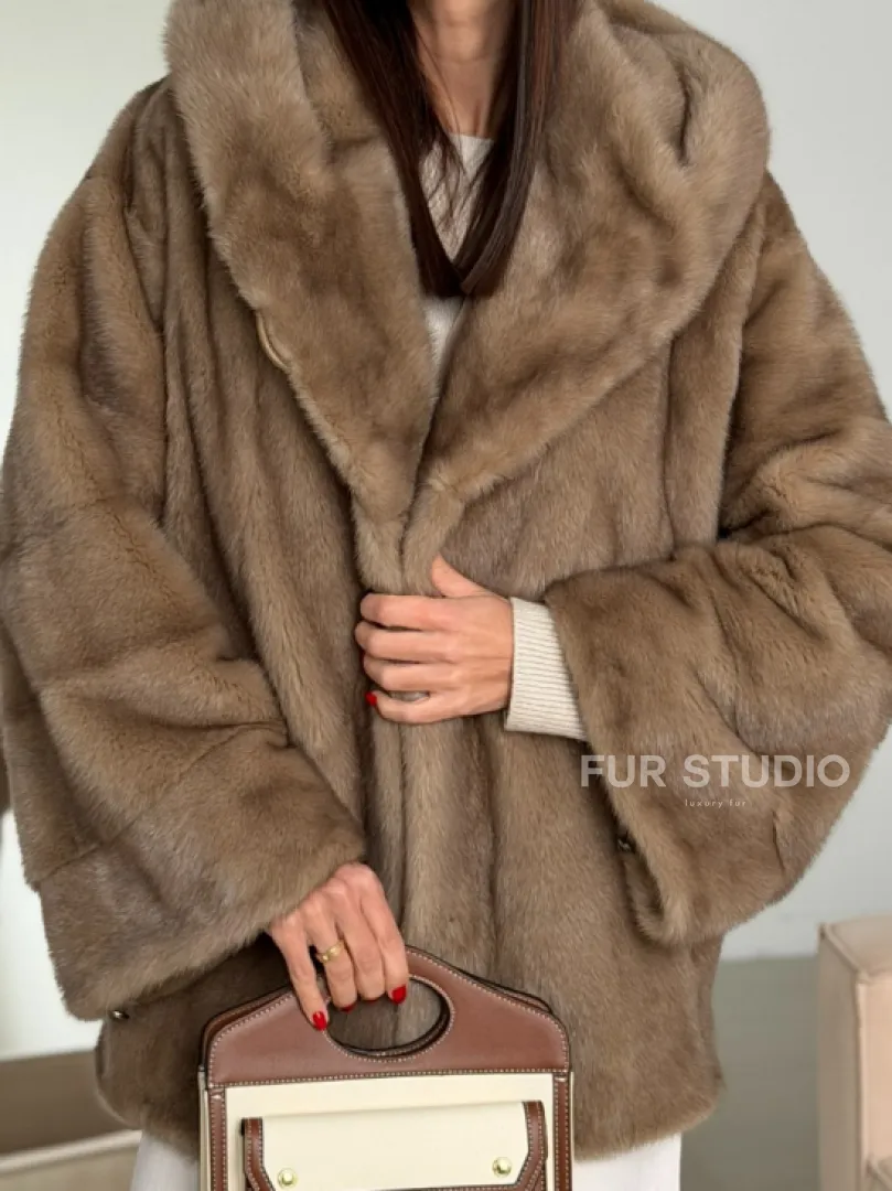 Короткая зимняя норковая шуба с капюшоном