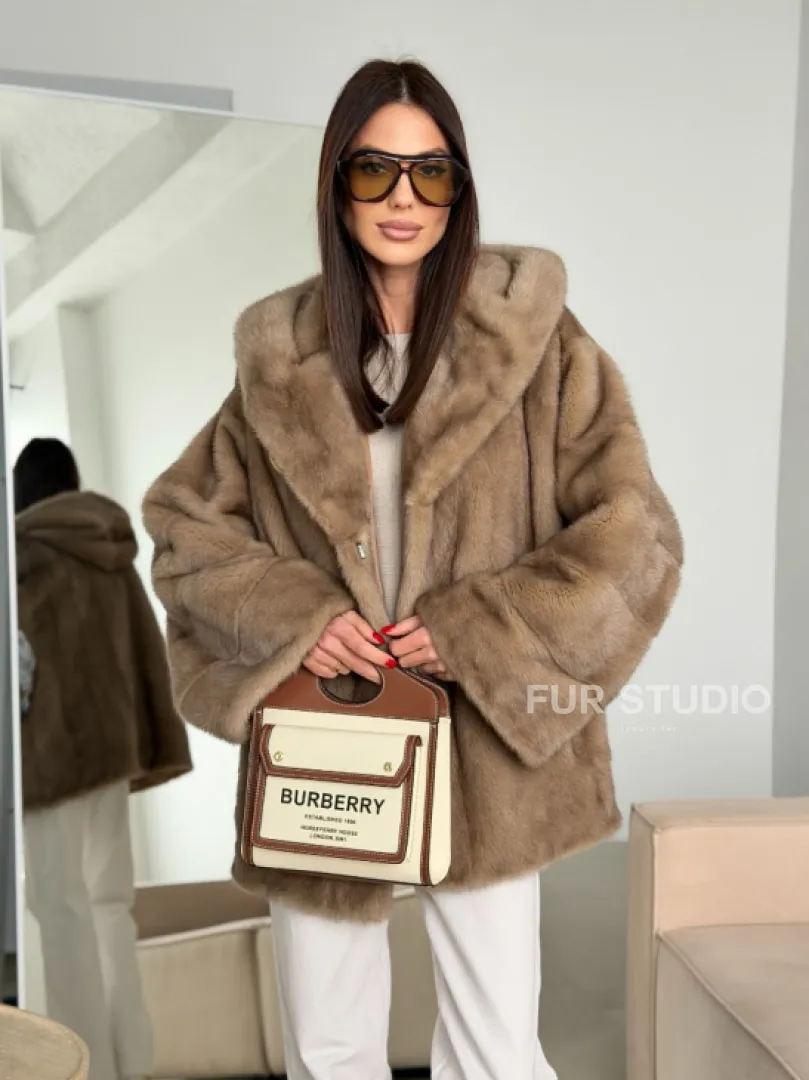 Короткая зимняя норковая шуба с капюшоном