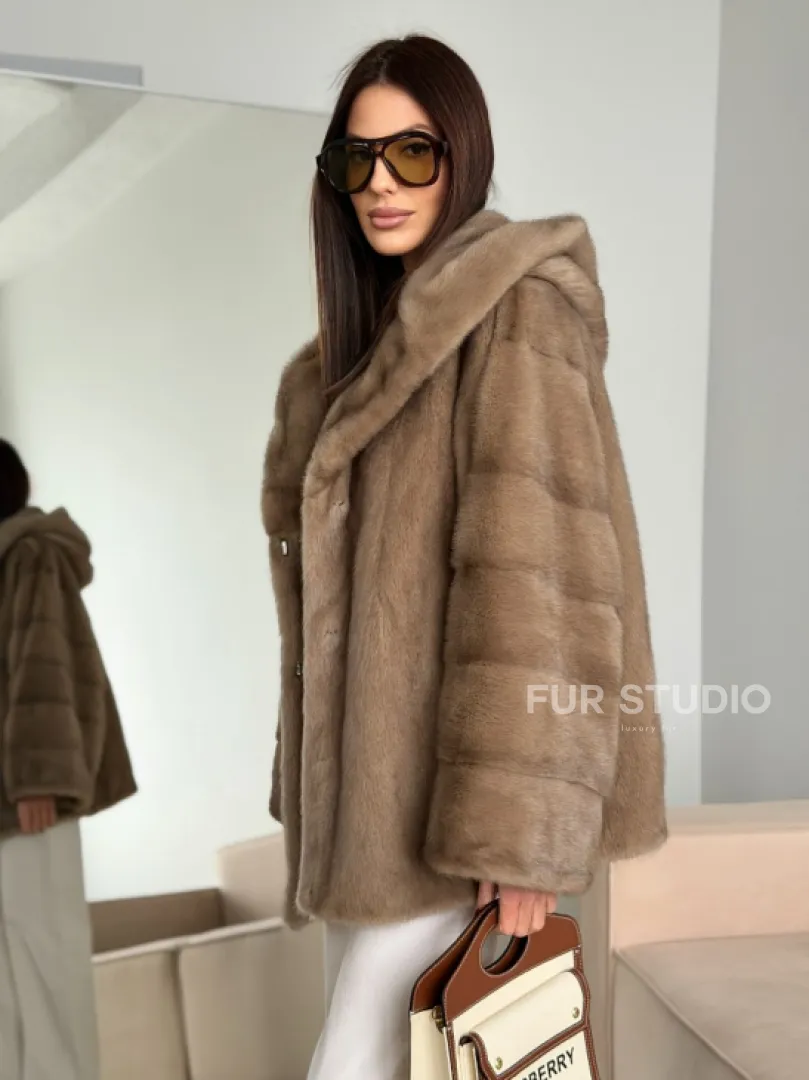 Короткая зимняя норковая шуба с капюшоном