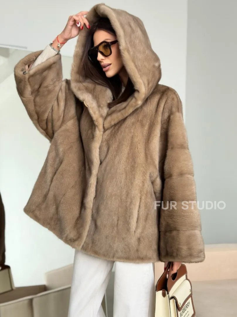 Короткая зимняя норковая шуба с капюшоном