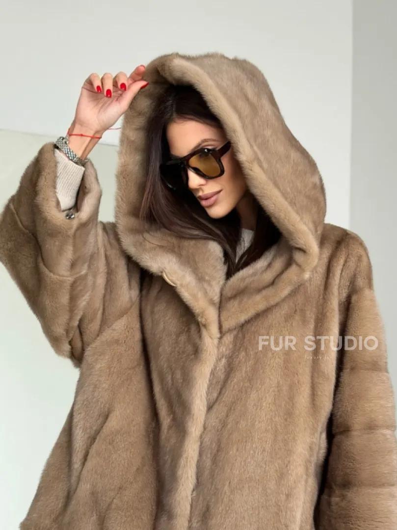 Короткая зимняя норковая шуба с капюшоном
