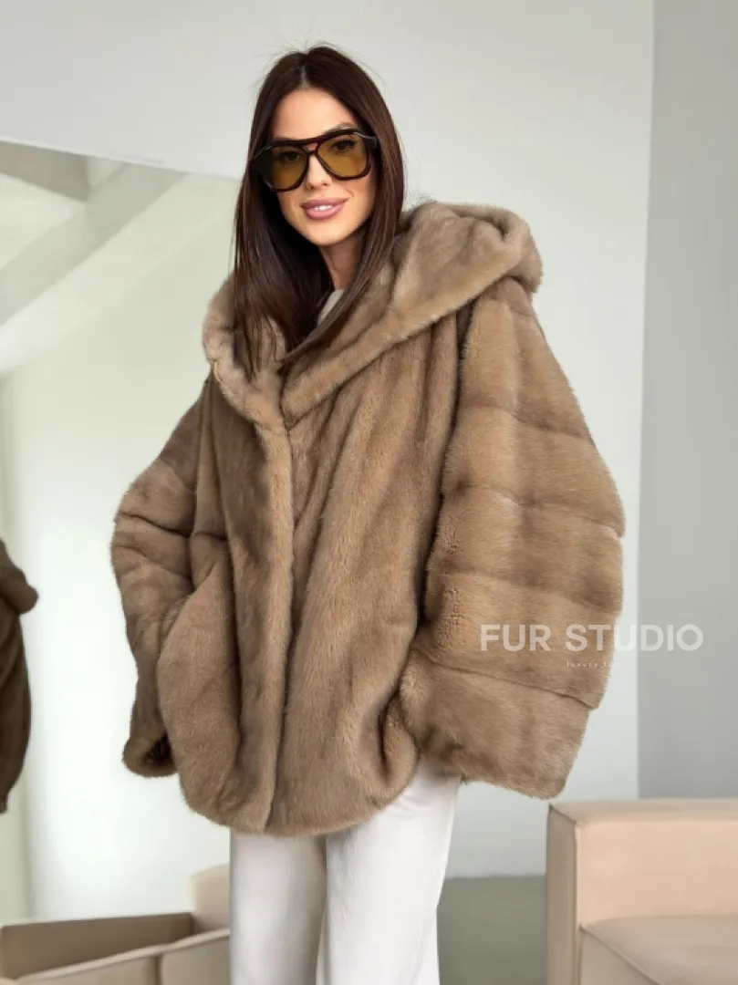 Короткая зимняя норковая шуба с капюшоном