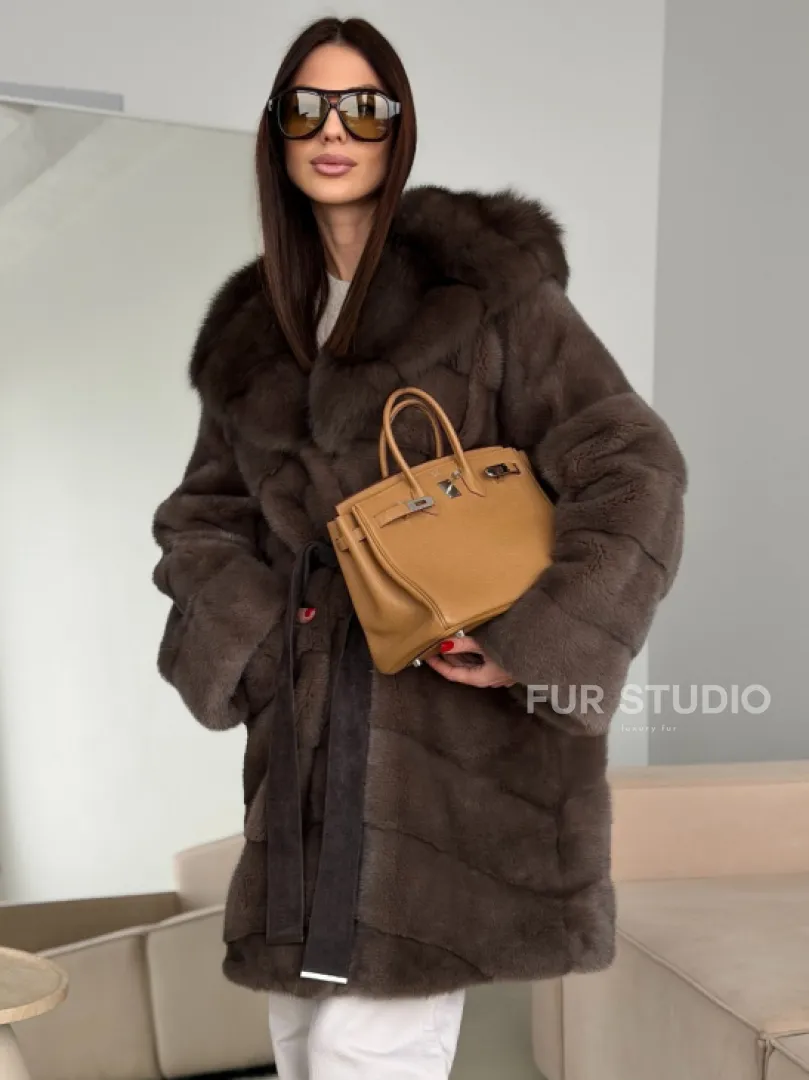 Шуба норковая с капюшоном из куницы