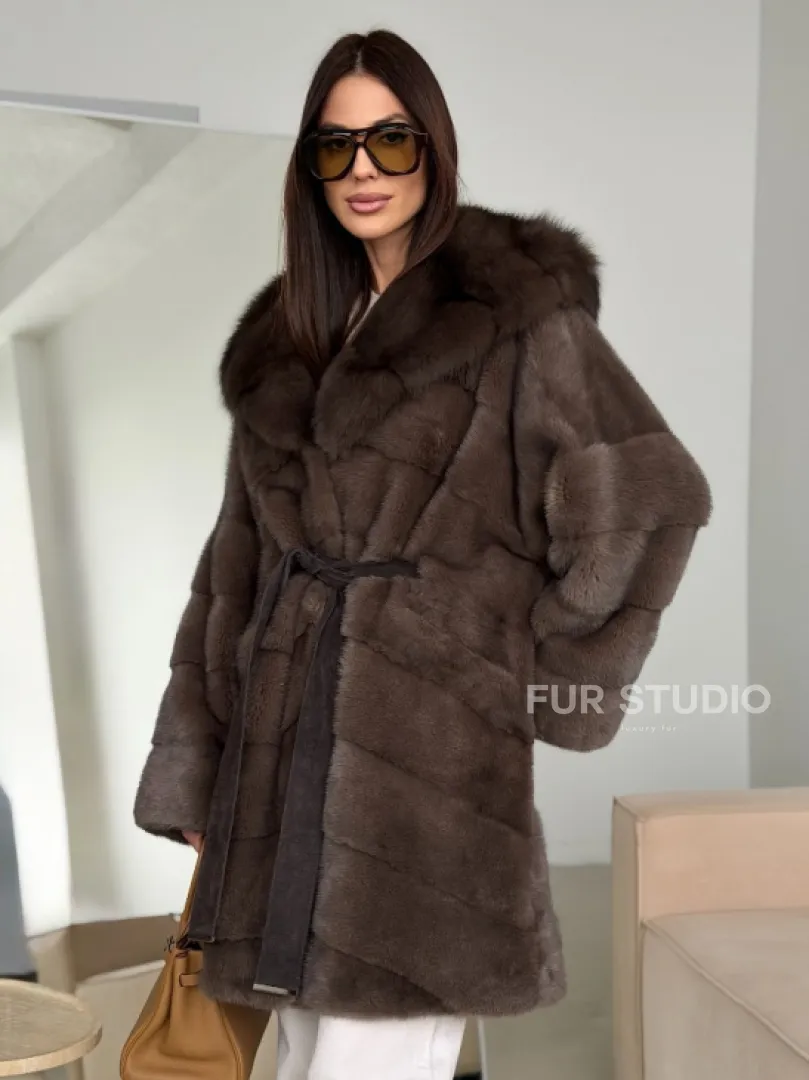 Шуба норковая с капюшоном из куницы