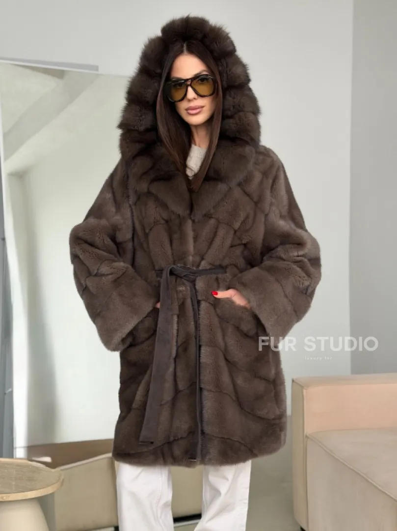 Шуба норковая с капюшоном из куницы