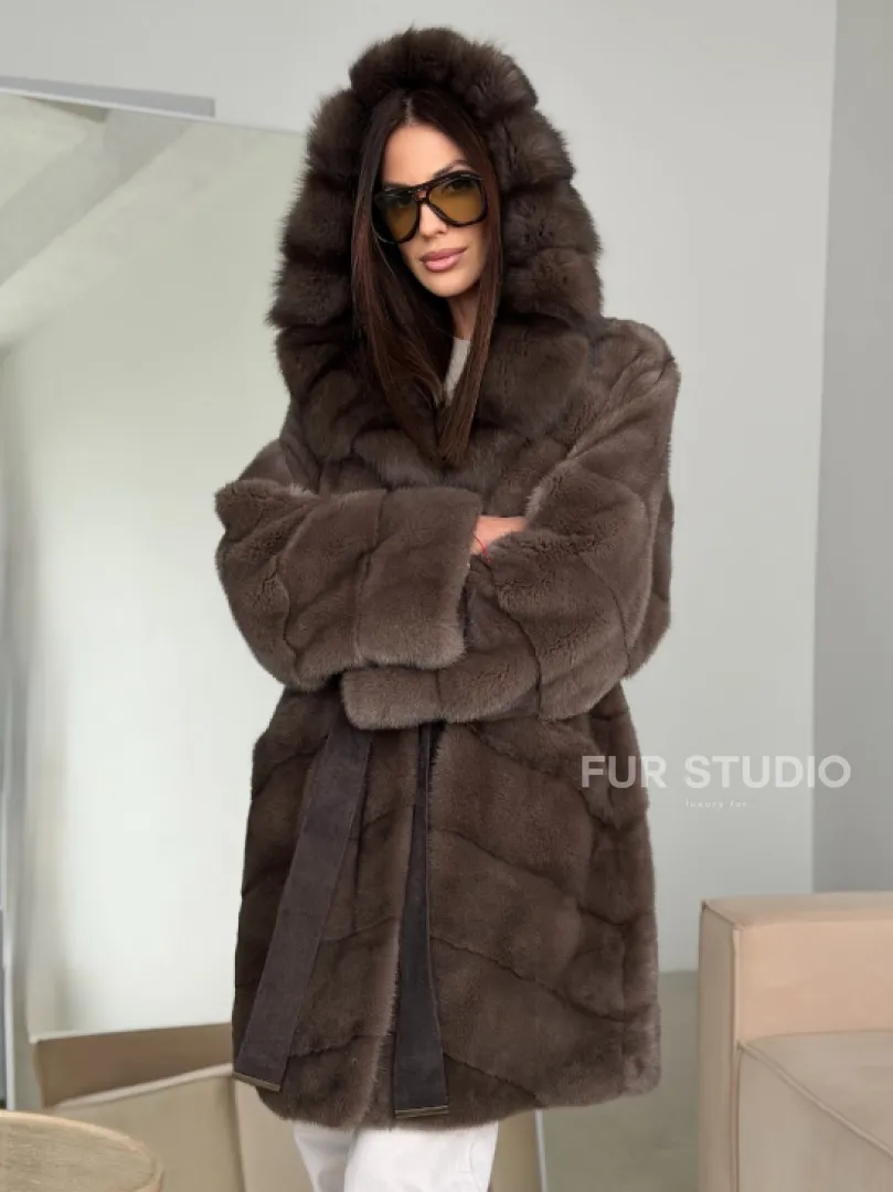 Шуба норковая с капюшоном из куницы