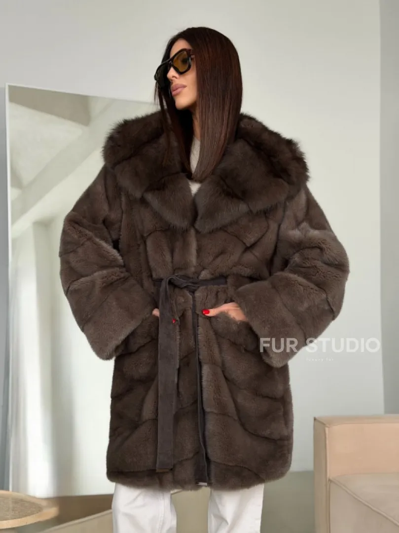 Шуба норковая с капюшоном из куницы