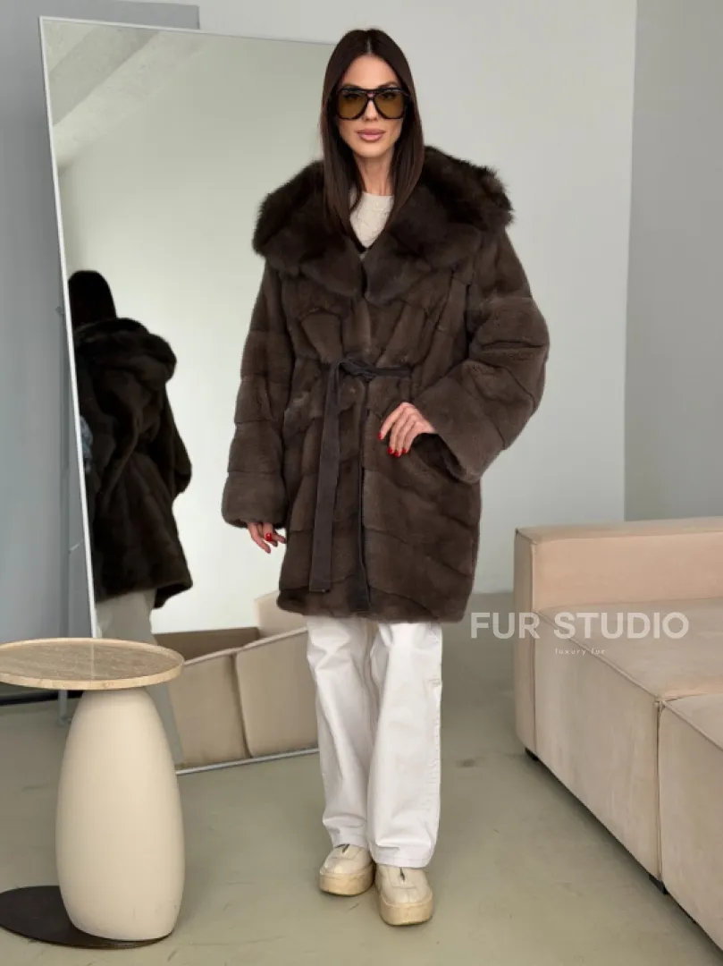 Шуба норковая с капюшоном из куницы