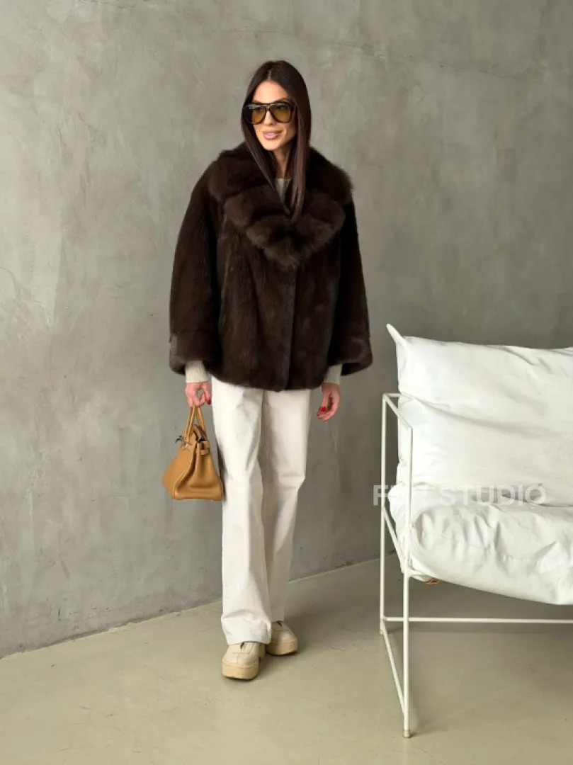 Короткий норковый жакет с воротником из куницы