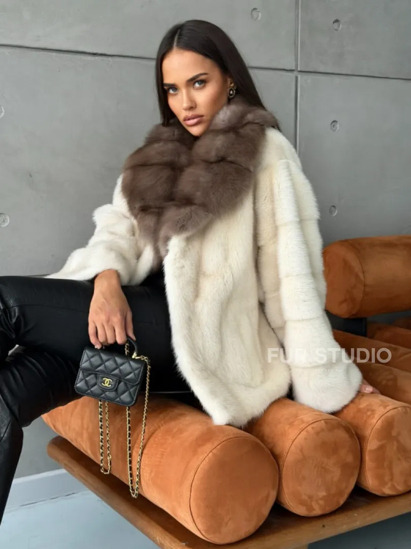 Норковая шуба с отделкой на воротнике из куницы