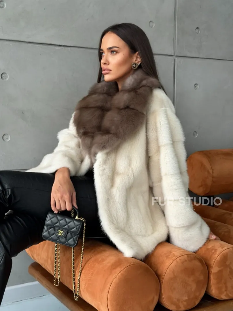 Норковая шуба с отделкой на воротнике из куницы