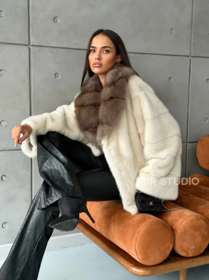 Норковая шуба с отделкой на воротнике из куницы