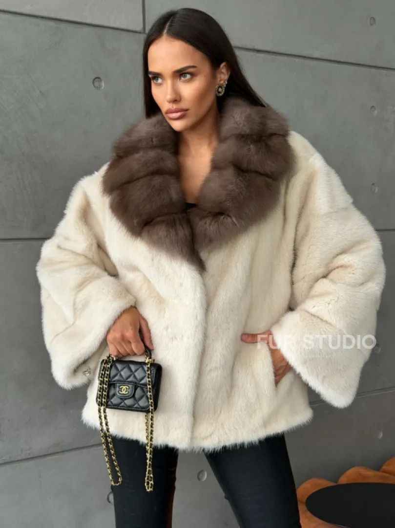 Норковая шуба с отделкой на воротнике из куницы