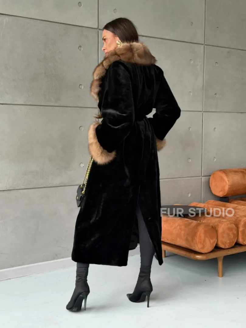 Шуба из чёрной стриженой норки, воротник и манжеты из куницы