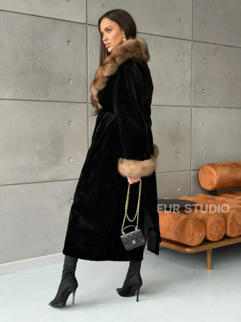 Шуба из чёрной стриженой норки, воротник и манжеты из куницы