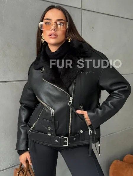 Черная короткая дубленка авиатор - фото 7