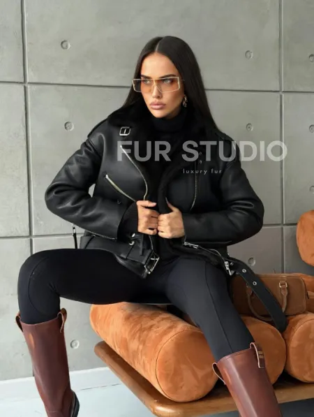 Черная короткая дубленка авиатор - фото 15