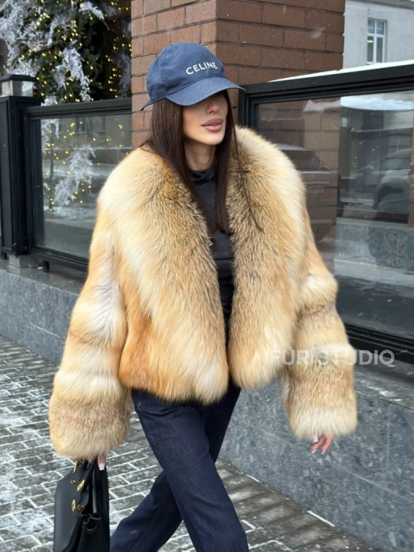 Полушубок-кроп с большим шалевым воротником из меха лисы Golden Sunrise