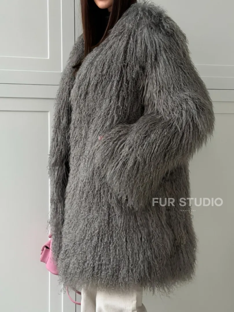 Удлиненная серая шуба из ламы