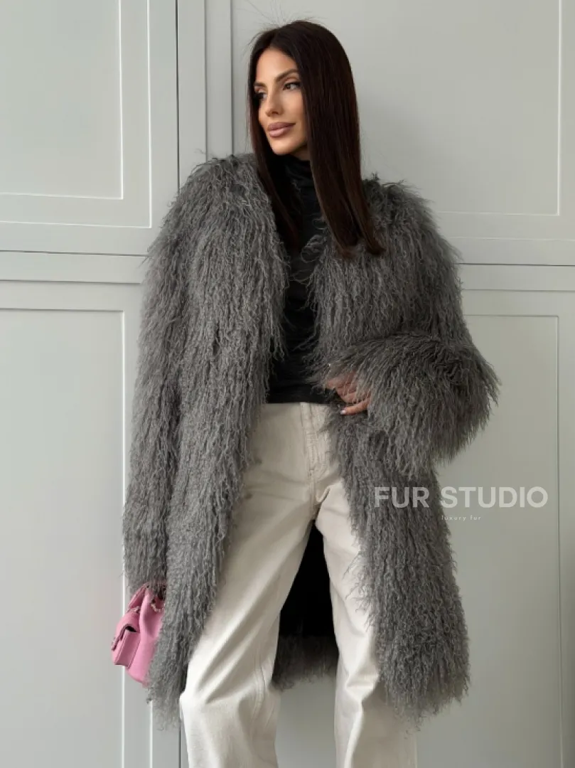 Удлиненная серая шуба из ламы