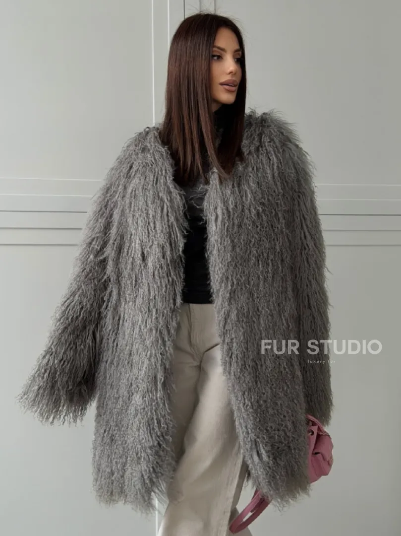 Удлиненная серая шуба из ламы