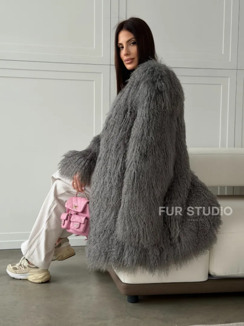 Удлиненная серая шуба из ламы