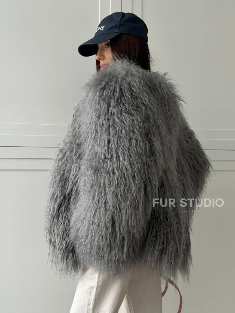 Серая шуба из натурального меха ламы