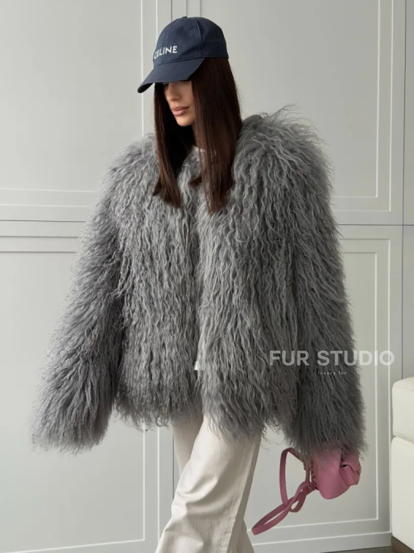 Серая шуба из натурального меха ламы