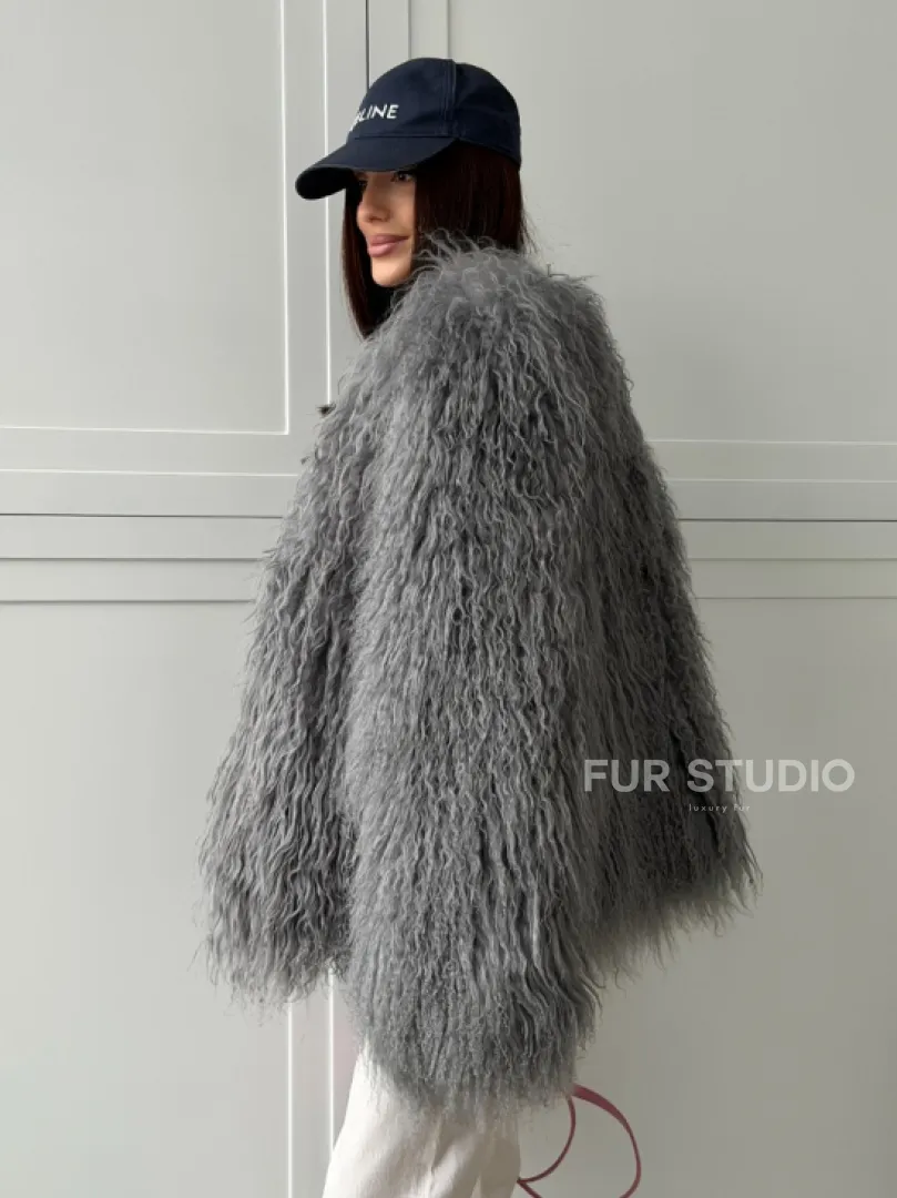 Серая шуба из натурального меха ламы