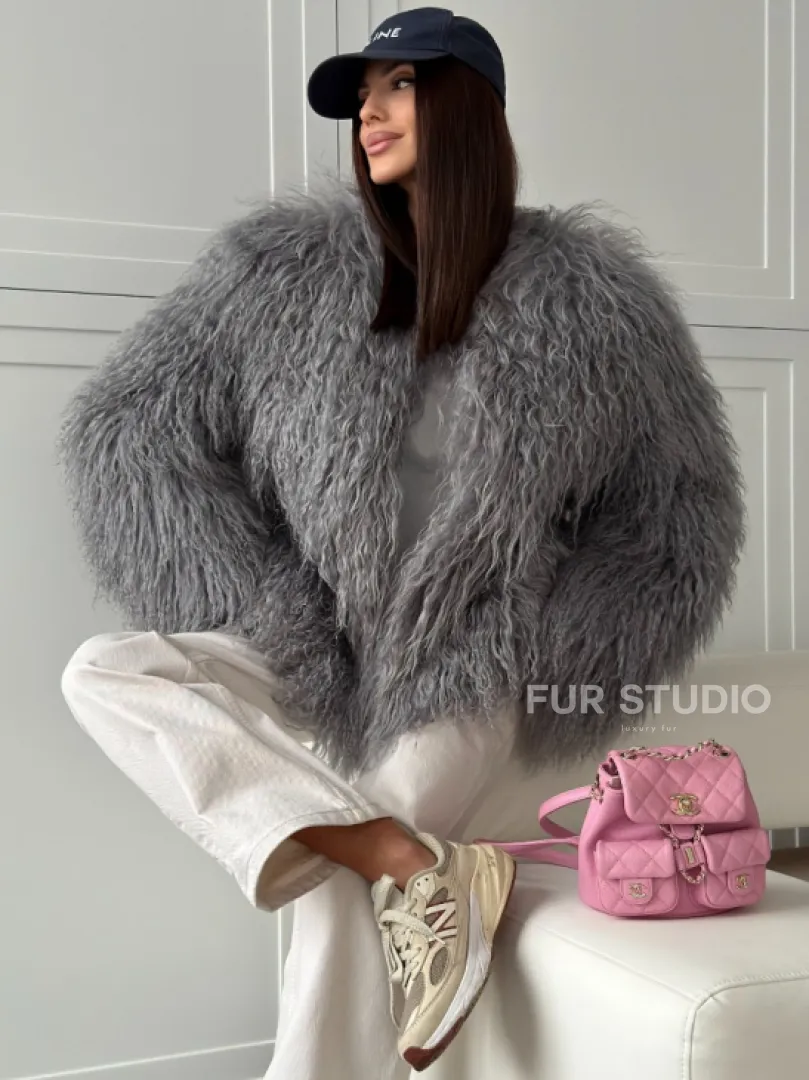 Серая шуба из натурального меха ламы