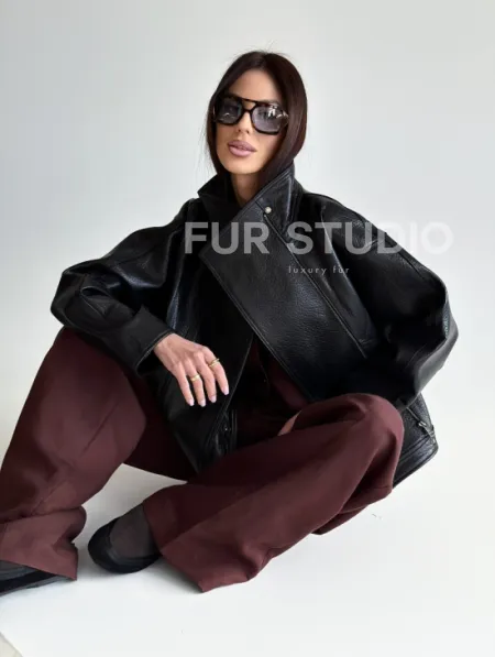 Черная женская кожаная куртка - фото 17